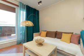 Słoneczny i Przestronny Apartament w Gdańsku z Wanną i Umeblowanym Tarasem by Noclegi Renters